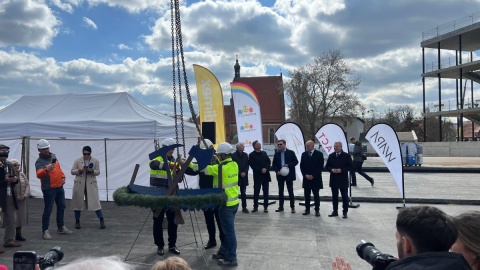 Uroczystość zawieszenia wiechy na dachu czwartego kręgu Opery Nova/fot. Izabela Langner