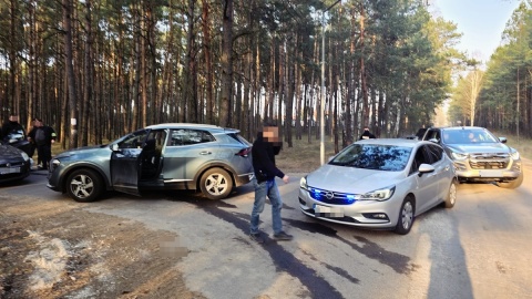 Podczas akcji zatrzymano czterech mężczyzn, biorących udział w transakcji i odzyskano skradziony pojazd/fot. materiały policji