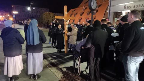Wierni zebrali się na ulicach Bydgoszczy, żeby wziąć udział w Drodze Krzyżowej/fot: Tatiana Adonis