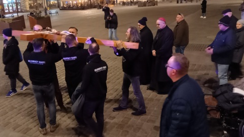 Wierni zebrali się na ulicach Bydgoszczy, żeby wziąć udział w Drodze Krzyżowej/fot: Tatiana Adonis