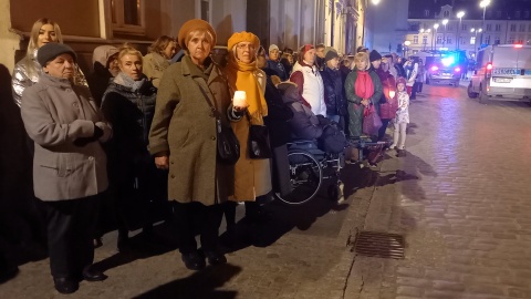 Wierni zebrali się na ulicach Bydgoszczy, żeby wziąć udział w Drodze Krzyżowej/fot: Tatiana Adonis