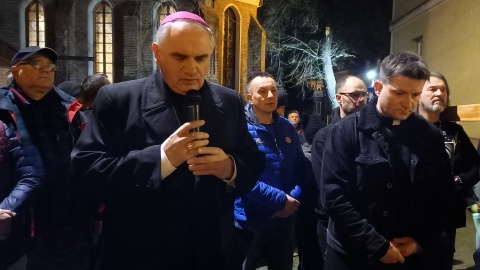Wierni zebrali się na ulicach Bydgoszczy, żeby wziąć udział w Drodze Krzyżowej/fot: Tatiana Adonis