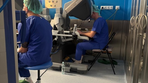 W Szpitalu Wojskowym w Bydgoszczy przeprowadzono pierwsze zabiegi przy użyciu robota da Vinci/fot. 10. Szpital Wojskowy w Bydgoszczy