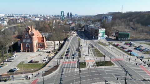 Z uwagi na dużą głębokość oraz wymiary montowanych elementów, konieczne jest całkowite zamknięcie jezdni ul. Toruńskiej od posesji nr 12 do posesji nr 28 i wprowadzenia na tej trasie zmian w funkcjonowaniu komunikacji autobusowej linii nr 76 oraz 36N. / Fot. MWiK Bydgoszc