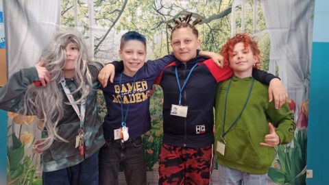 Dzień Szalonych Fryzur zorganizowały w Szkole Podstawowej nr 3 w Toruniu nauczycielki ze świetlicy, które także włączyły się w akcję. Okazja? Prima Aprilis!/fot. Agnieszka Smoleń
