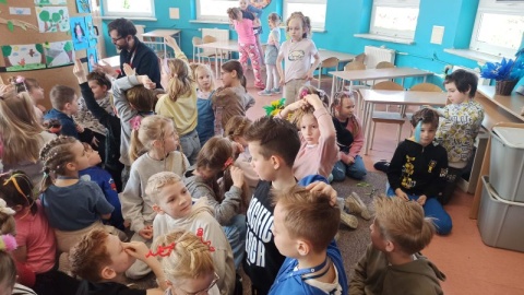Dzień Szalonych Fryzur zorganizowały w Szkole Podstawowej nr 3 w Toruniu nauczycielki ze świetlicy, które także włączyły się w akcję. Okazja? Prima Aprilis!/fot. Agnieszka Smoleń