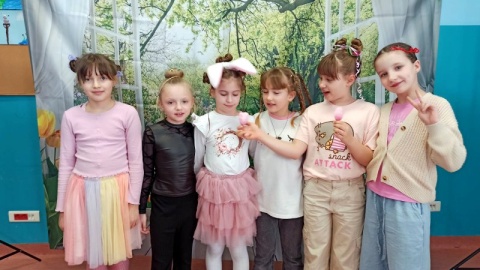 Dzień Szalonych Fryzur zorganizowały w Szkole Podstawowej nr 3 w Toruniu nauczycielki ze świetlicy, które także włączyły się w akcję. Okazja? Prima Aprilis!/fot. Agnieszka Smoleń