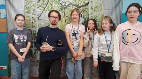 Dzień Szalonych Fryzur zorganizowały w Szkole Podstawowej nr 3 w Toruniu nauczycielki ze świetlicy, które także włączyły się w akcję. Okazja? Prima Aprilis!/fot. Agnieszka Smoleń