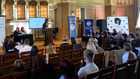 Finałowy pojedynek w ramach Bydgoskiej Ligi Debat. / Fot. Tatiana Adonis