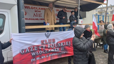 Konfederacja, Ruch Narodowy, stowarzyszenie „Wspólnie dla Włocławka", oraz Prawo i Sprawiedliwość zorganizowały we Włocławku - w jednym miejscu i w jednym czasie - pikiety przeciwko imigrantom/fot. Marek Ledwosiński