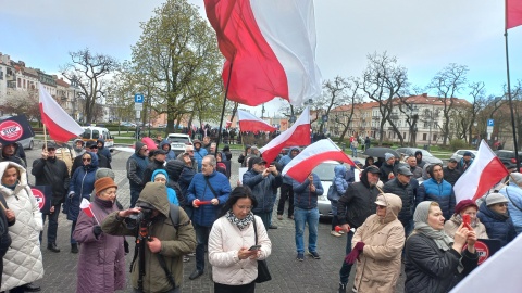 Konfederacja, Ruch Narodowy, stowarzyszenie „Wspólnie dla Włocławka", oraz Prawo i Sprawiedliwość zorganizowały we Włocławku - w jednym miejscu i w jednym czasie - pikiety przeciwko imigrantom/fot. Marek Ledwosiński