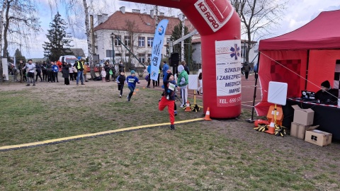 Kilkaset osób - dorośli i dzieci - wzięło udział w I Biegu Orszy. Wydarzenie zorganizowano przy szkole podstawowej w Wałdowie Szlacheckim koło Grudziądza/fot. Marcin Doliński