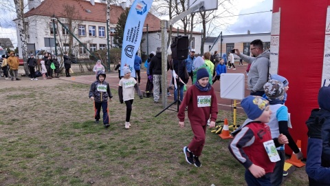 Kilkaset osób - dorośli i dzieci - wzięło udział w I Biegu Orszy. Wydarzenie zorganizowano przy szkole podstawowej w Wałdowie Szlacheckim koło Grudziądza/fot. Marcin Doliński