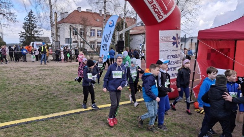 Kilkaset osób - dorośli i dzieci - wzięło udział w I Biegu Orszy. Wydarzenie zorganizowano przy szkole podstawowej w Wałdowie Szlacheckim koło Grudziądza/fot. Marcin Doliński