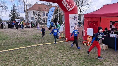Kilkaset osób - dorośli i dzieci - wzięło udział w I Biegu Orszy. Wydarzenie zorganizowano przy szkole podstawowej w Wałdowie Szlacheckim koło Grudziądza/fot. Marcin Doliński