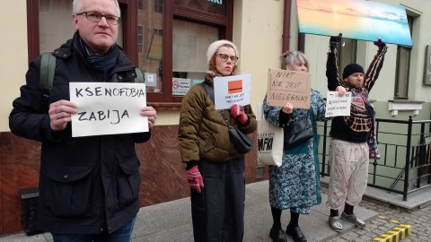 Obok manifestujących pojawiła się również grupa osób z hasłami negującymi cały protest. / Fot. Michał Zaręba