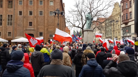 Około 300 osób protestowało na Rynku Staromiejskim w Toruniu przeciwko powstaniu Centrum Integracji Cudzoziemców. / Fot. Michał Zaręba