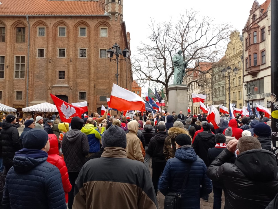 W kwietniu, około 300 osób protestowało na Rynku Staromiejskim w Toruniu przeciwko powstaniu Centrum Integracji Cudzoziemców. / Fot. Michał Zaręba/archiwum