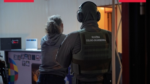 Mundurowi z Krajowej Administracji Skarbowej (KAS) skontrolowali w Mogilnie dwa lokale, w których prowadzono nielegalne gry hazardowe. Zabezpieczono sześć automatów/fot. www.kujawsko-pomorskie.kas.gov.pl