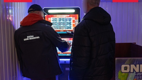 Mundurowi z Krajowej Administracji Skarbowej (KAS) skontrolowali w Mogilnie dwa lokale, w których prowadzono nielegalne gry hazardowe. Zabezpieczono sześć automatów/fot. www.kujawsko-pomorskie.kas.gov.pl