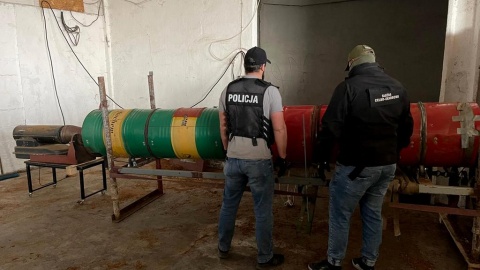 Ponad 13 ton liści tytoniu oraz krajanki tytoniowej bez polskich znaków akcyzy zabezpieczyli w powiecie ciechanowskim bydgoscy policjanci wspólnie z funkcjonariuszami z Kujawsko-Pomorskiego Urzędu Celno-Skarbowego w Toruniu/fot. Policja