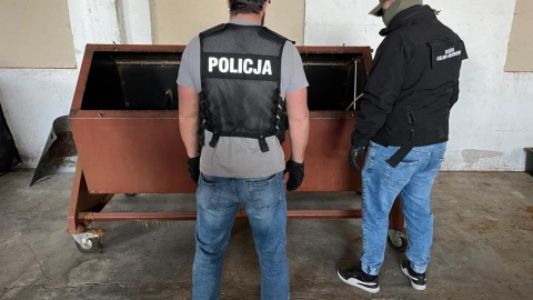 Ponad 13 ton liści tytoniu oraz krajanki tytoniowej bez polskich znaków akcyzy zabezpieczyli w powiecie ciechanowskim bydgoscy policjanci wspólnie z funkcjonariuszami z Kujawsko-Pomorskiego Urzędu Celno-Skarbowego w Toruniu/fot. Policja