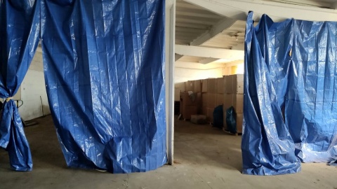 Ponad 13 ton liści tytoniu oraz krajanki tytoniowej bez polskich znaków akcyzy zabezpieczyli w powiecie ciechanowskim bydgoscy policjanci wspólnie z funkcjonariuszami z Kujawsko-Pomorskiego Urzędu Celno-Skarbowego w Toruniu/fot. Policja