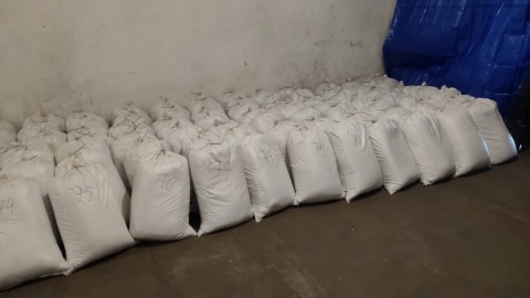 Ponad 13 ton liści tytoniu oraz krajanki tytoniowej bez polskich znaków akcyzy zabezpieczyli w powiecie ciechanowskim bydgoscy policjanci wspólnie z funkcjonariuszami z Kujawsko-Pomorskiego Urzędu Celno-Skarbowego w Toruniu/fot. Policja