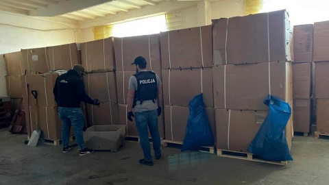 Ponad 13 ton liści tytoniu oraz krajanki tytoniowej bez polskich znaków akcyzy zabezpieczyli w powiecie ciechanowskim bydgoscy policjanci wspólnie z funkcjonariuszami z Kujawsko-Pomorskiego Urzędu Celno-Skarbowego w Toruniu/fot. Policja