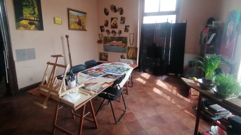 Premiera tego projektu odbyła się trzy lata temu. Teraz, w 160. rocznicę urodzin artystki, które przypadają 15 kwietnia - aktorka Agnieszka Niezgoda ponownie wciela się w rolę malarki Olgi Boznańskiej. Jej galerię, pracownie oraz mieszkanie stworzyła w wynajętym lokalu przy ulicy Sienkiewicza 13 w Toruniu/fot. Iwona Muszytowska-Rzeszotek
