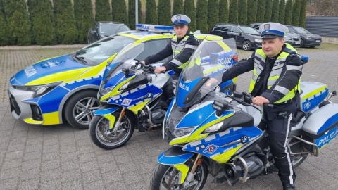Patrol motocyklowy w składzie st. sierż. Piotr Drążek i sierż. Łukasz Bednarski był świadkiem dramatycznych chwil. Mały pasażer auta zatrzymanego do kontroli zaczął się dusić/fot. Policja