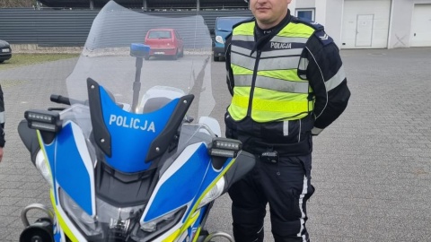 Patrol motocyklowy w składzie st. sierż. Piotr Drążek i sierż. Łukasz Bednarski był świadkiem dramatycznych chwil. Mały pasażer auta zatrzymanego do kontroli zaczął się dusić/fot. Policja