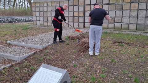 Miejsce pamięci uporządkowali skazani z Zakładu Karnego w Inowrocławiu/fot. Zakład Karny w Inowrocławiu/Facebook