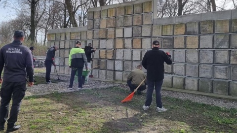Miejsce pamięci uporządkowali skazani z Zakładu Karnego w Inowrocławiu/fot. Zakład Karny w Inowrocławiu/Facebook