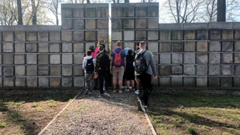 W Inowrocławiu, przed tamtejszym Lapidarium zbudowanym z żydowskich płyt nagrobnych, które Niemcy, w czasie II wojny światowej wykorzystywali do budowy chodników, odbywa się akcja „Żonkile"/fot. Marcin Glapiak