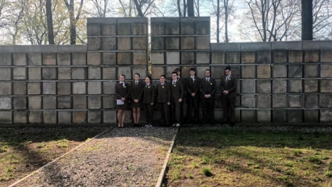 W Inowrocławiu, przed tamtejszym Lapidarium zbudowanym z żydowskich płyt nagrobnych, które Niemcy, w czasie II wojny światowej wykorzystywali do budowy chodników, odbywa się akcja „Żonkile"/fot. Marcin Glapiak