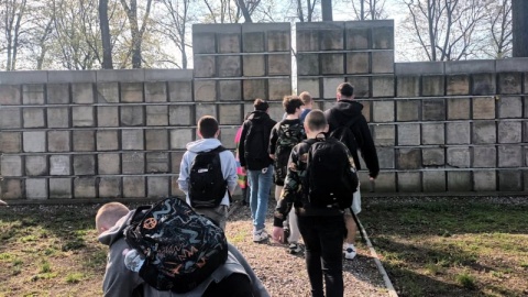 W Inowrocławiu, przed tamtejszym Lapidarium zbudowanym z żydowskich płyt nagrobnych, które Niemcy, w czasie II wojny światowej wykorzystywali do budowy chodników, odbywa się akcja „Żonkile"/fot. Marcin Glapiak