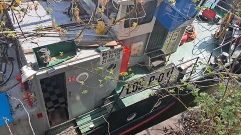 Na barkach znajdują się puste zbiorniki, które mają być częścią instalacji w ramach projektu Nowa Chemia/fot. Damian Klich