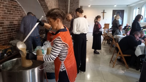 W bydgoskim Oratorium św. Jana Pawła II przy kościele jezuitów zasiadło ponad 100 osób na śniadaniu wielkanocnym/fot: Tatiana Adonis