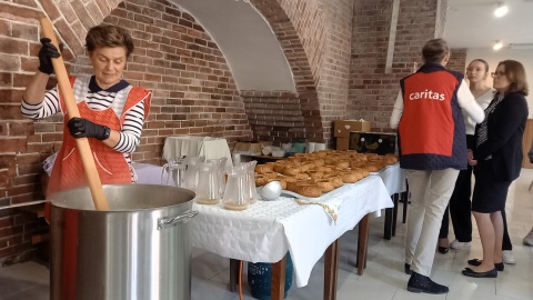 W bydgoskim Oratorium św. Jana Pawła II przy kościele jezuitów zasiadło ponad 100 osób na śniadaniu wielkanocnym/fot: Tatiana Adonis