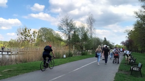 Bydgoszczanie licznie wybrali się do Myślęcinka na słoneczny, świąteczny spacer/fot: Tatiana Adonis