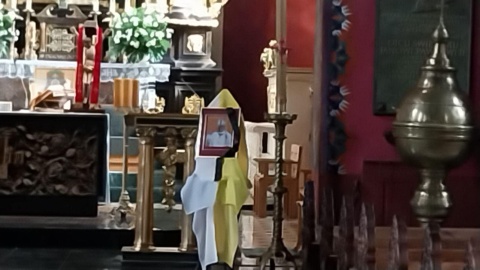 Portret Papieża Franciszka, ozdobiony czarną wstążką, został wystawiony w bydgoskiej katedrze/fot. Marcin Kupczyk