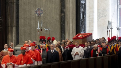 W środę rano trumna z ciałem Franciszka została przeniesiona w procesji z kaplicy Domu Świętej Marty do bazyliki św. Piotra/fot.