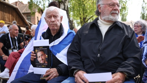 Kilka tysięcy uczestników Marszu Żywych, który jest wyrazem pamięci o ofiarach Holokaustu, wyruszyło w czwartek po południu sprzed bramy obozowej z napisem „Arbeit macht frei" w byłym niemieckim obozie Auschwitz I do byłego Auschwitz II-Birkenau/fot. PAP/Jarek Praszkiewicz