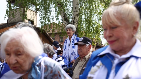 Kilka tysięcy uczestników Marszu Żywych, który jest wyrazem pamięci o ofiarach Holokaustu, wyruszyło w czwartek po południu sprzed bramy obozowej z napisem „Arbeit macht frei" w byłym niemieckim obozie Auschwitz I do byłego Auschwitz II-Birkenau/fot. PAP/Jarek Praszkiewicz