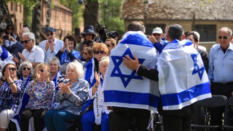 Kilka tysięcy uczestników Marszu Żywych, który jest wyrazem pamięci o ofiarach Holokaustu, wyruszyło w czwartek po południu sprzed bramy obozowej z napisem „Arbeit macht frei" w byłym niemieckim obozie Auschwitz I do byłego Auschwitz II-Birkenau/fot. PAP/Jarek Praszkiewicz