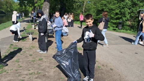 W akcję sprzątania zaangażowały się bydgoskie szkoły. / Fot. Damian Klich
