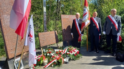 Oddali hołd pracownikom, którzy zginęli podczas pracy - przed dawnymi Zakładami Chemicznymi Zachem w Bydgoszczy odbyła się uroczystość z okazji obchodzonego 28 kwietnia Międzynarodowego Dnia Pamięci Ofiar Wypadków przy Pracy i Chorób Zawodowych/fot. Tatiana Adonis