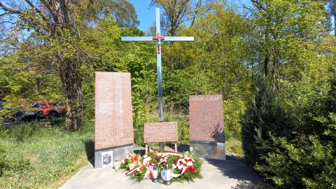 Oddali hołd pracownikom, którzy zginęli podczas pracy - przed dawnymi Zakładami Chemicznymi Zachem w Bydgoszczy odbyła się uroczystość z okazji obchodzonego 28 kwietnia Międzynarodowego Dnia Pamięci Ofiar Wypadków przy Pracy i Chorób Zawodowych/fot. Tatiana Adonis