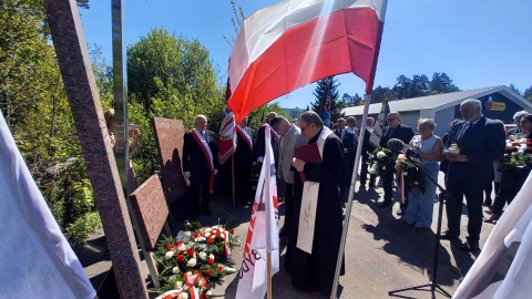 Oddali hołd pracownikom, którzy zginęli podczas pracy - przed dawnymi Zakładami Chemicznymi Zachem w Bydgoszczy odbyła się uroczystość z okazji obchodzonego 28 kwietnia Międzynarodowego Dnia Pamięci Ofiar Wypadków przy Pracy i Chorób Zawodowych/fot. Tatiana Adonis